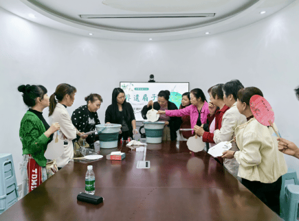 重庆市两江新区回兴街道：非遗漆扇巧制作 喜迎“五一”叙邻里