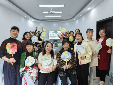 重庆市两江新区回兴街道：非遗漆扇巧制作 喜迎“五一”叙邻里